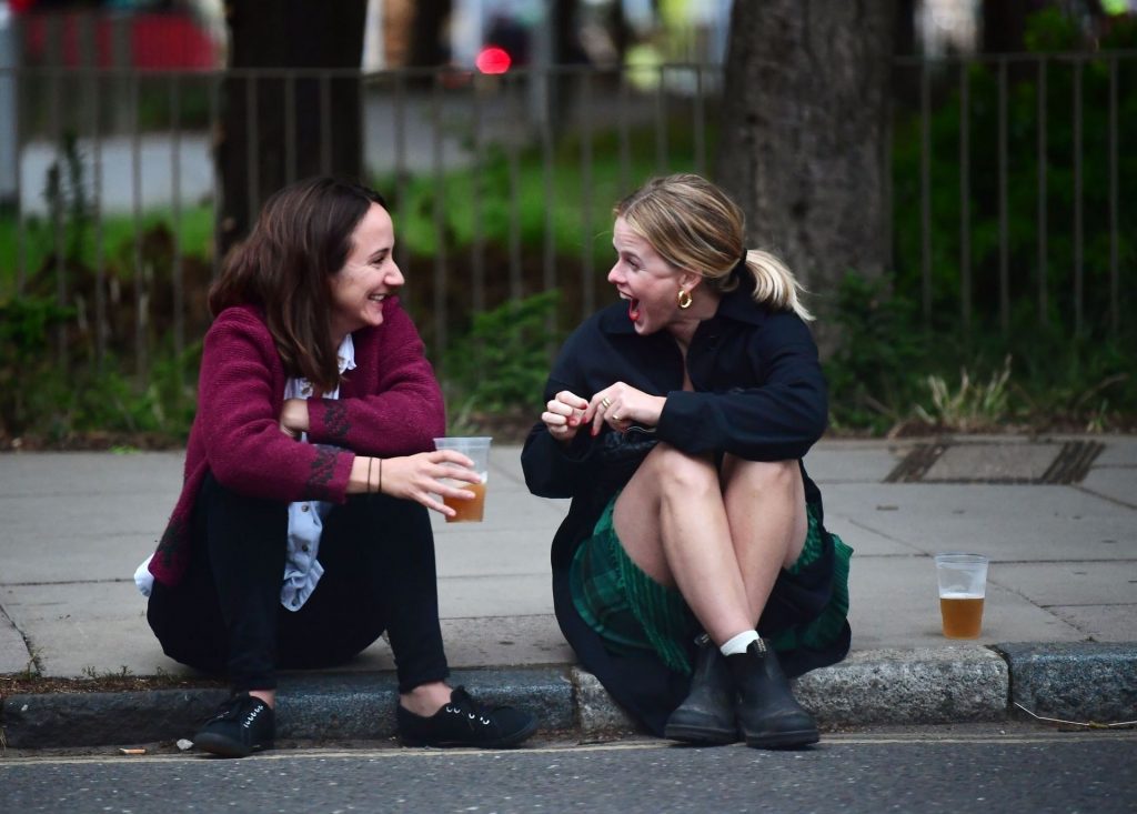 Alice Eve Is Pictured Enjoying Drinks on the Pavement with a Friend in London (106 Photos)