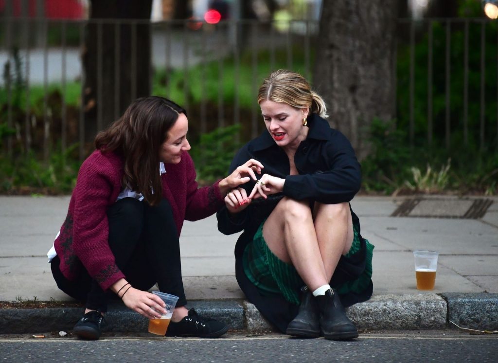 Alice Eve Is Pictured Enjoying Drinks on the Pavement with a Friend in London (106 Photos)