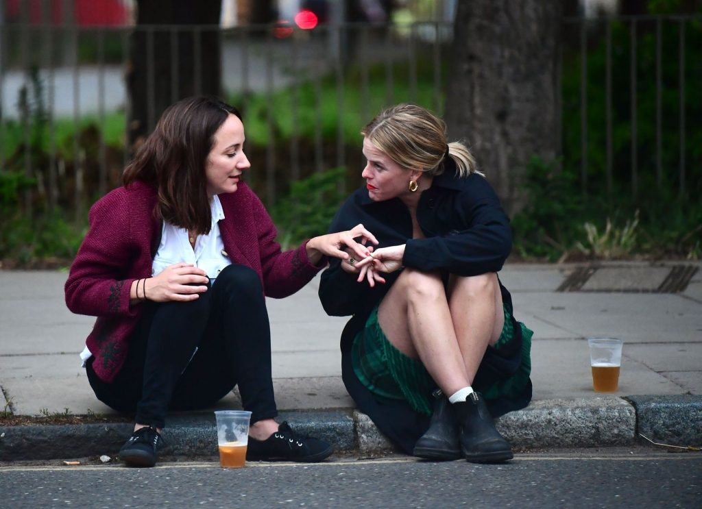 Alice Eve Is Pictured Enjoying Drinks on the Pavement with a Friend in London (106 Photos)