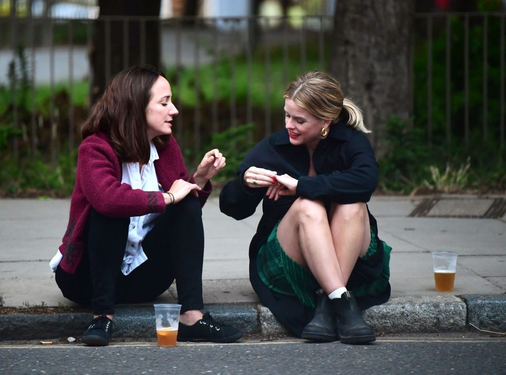 Alice Eve Is Pictured Enjoying Drinks on the Pavement with a Friend in London (106 Photos)