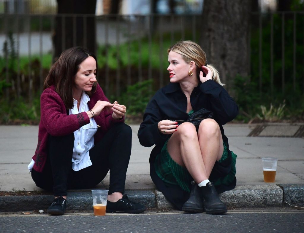 Alice Eve Is Pictured Enjoying Drinks on the Pavement with a Friend in London (106 Photos)