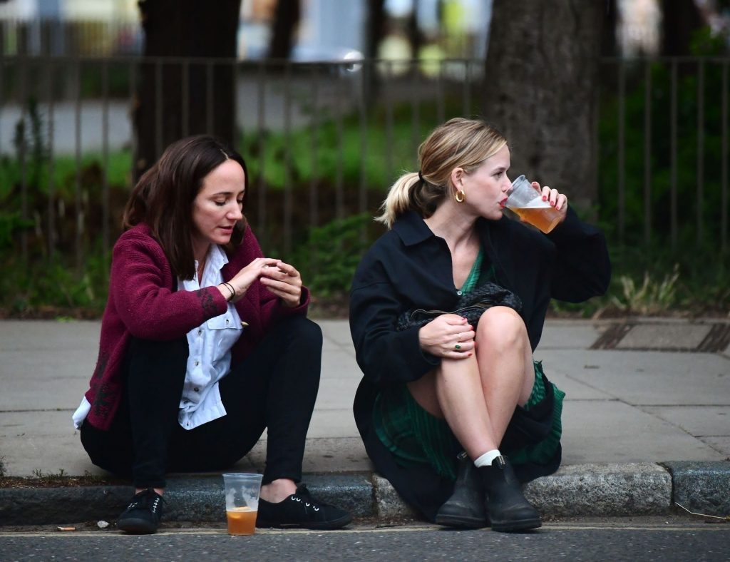 Alice Eve Is Pictured Enjoying Drinks on the Pavement with a Friend in London (106 Photos)