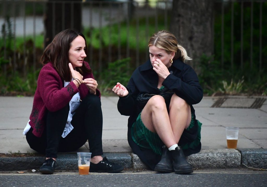 Alice Eve Is Pictured Enjoying Drinks on the Pavement with a Friend in London (106 Photos)