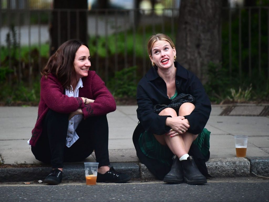 Alice Eve Is Pictured Enjoying Drinks on the Pavement with a Friend in London (106 Photos)