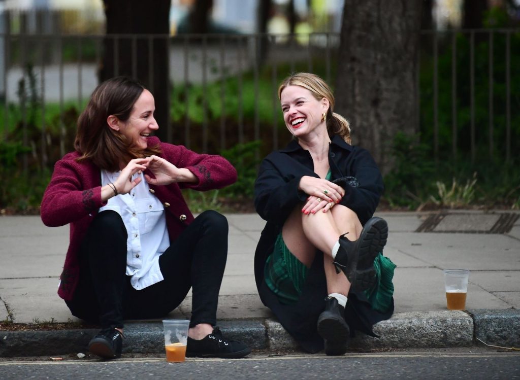 Alice Eve Is Pictured Enjoying Drinks on the Pavement with a Friend in London (106 Photos)