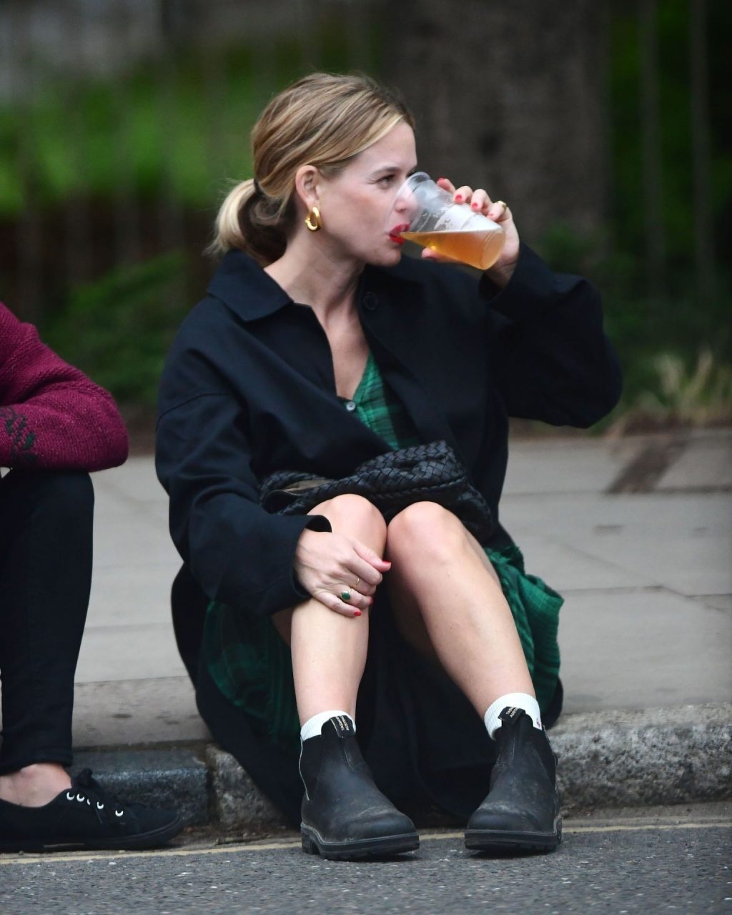 Alice Eve Is Pictured Enjoying Drinks on the Pavement with a Friend in London (106 Photos)