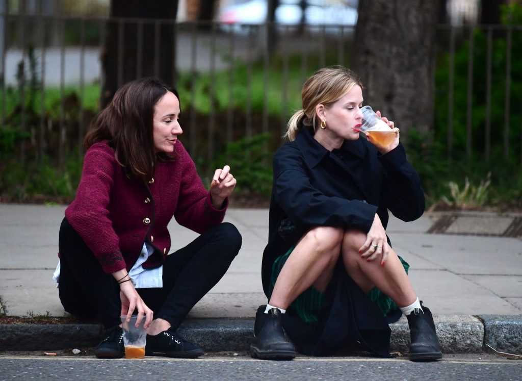 Alice Eve Is Pictured Enjoying Drinks on the Pavement with a Friend in London (106 Photos)