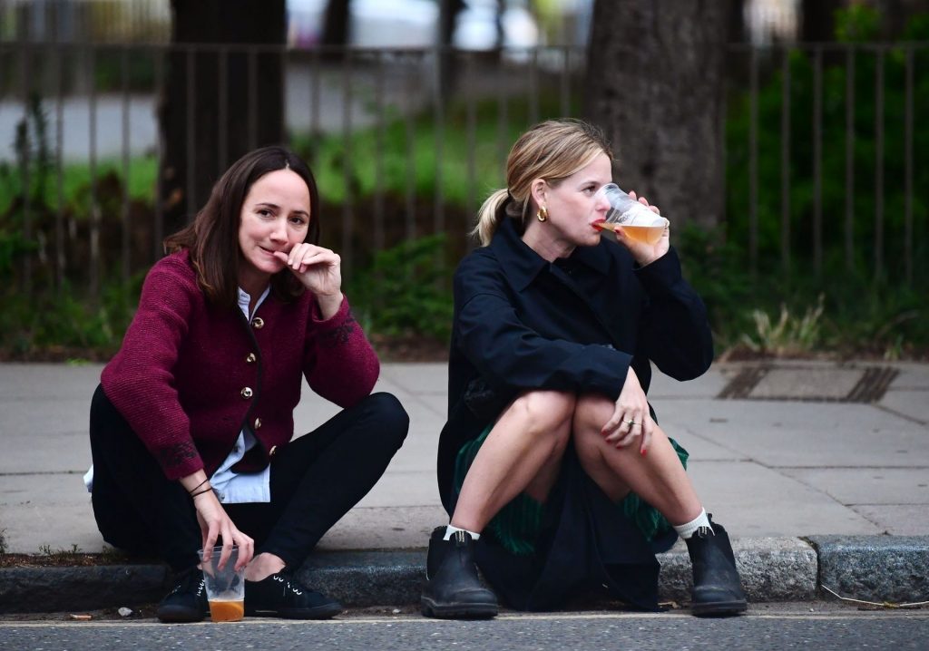 Alice Eve Is Pictured Enjoying Drinks on the Pavement with a Friend in London (106 Photos)
