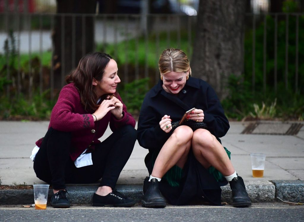 Alice Eve Is Pictured Enjoying Drinks on the Pavement with a Friend in London (106 Photos)