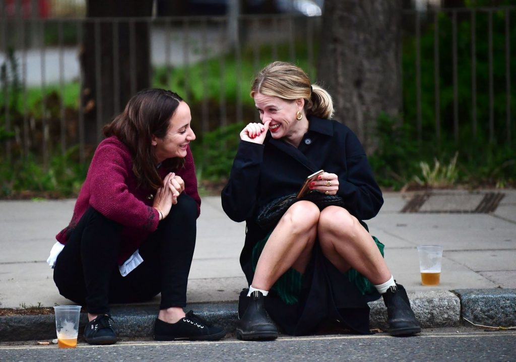 Alice Eve Is Pictured Enjoying Drinks on the Pavement with a Friend in London (106 Photos)