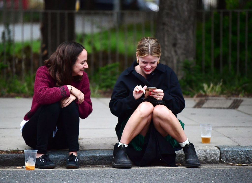 Alice Eve Is Pictured Enjoying Drinks on the Pavement with a Friend in London (106 Photos)