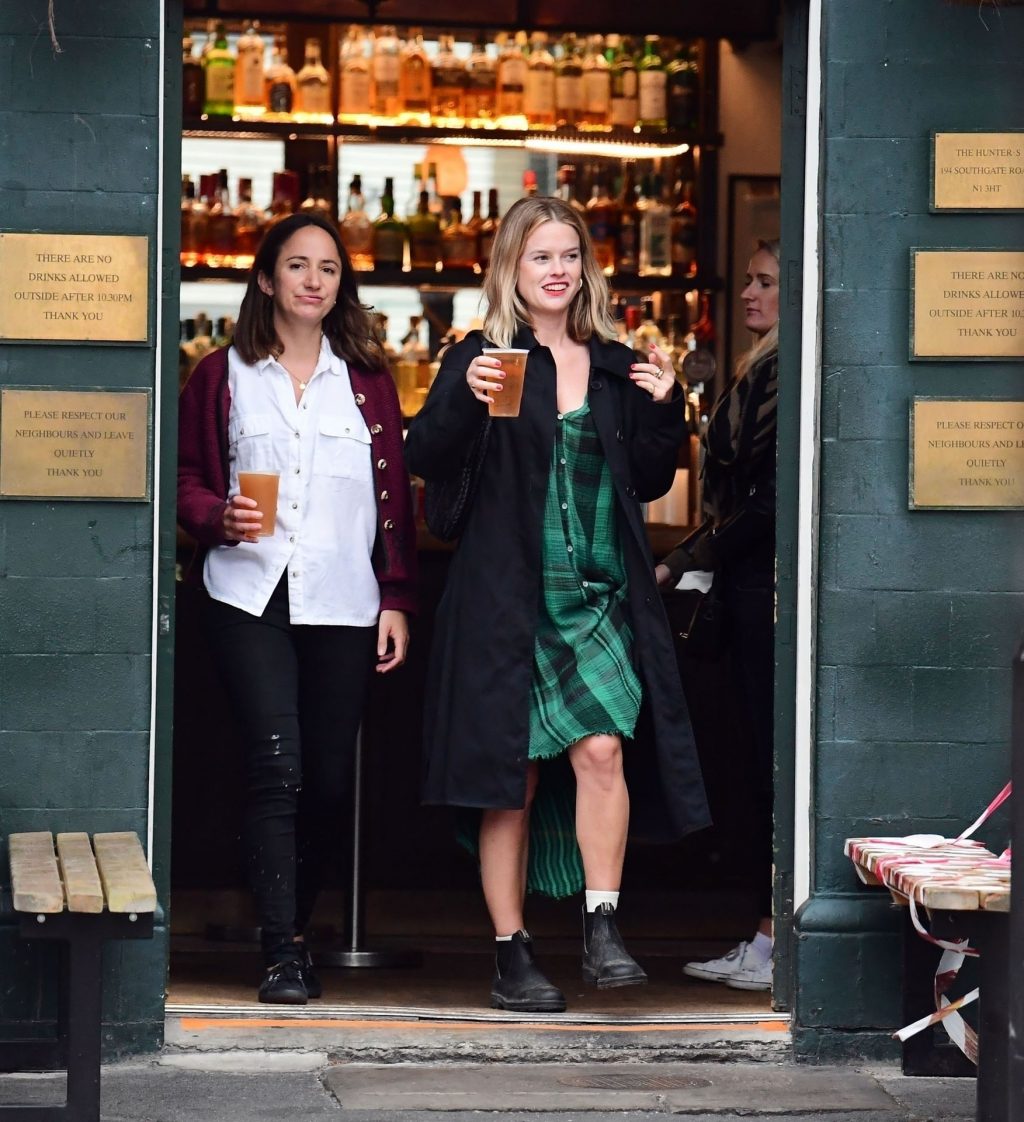 Alice Eve Is Pictured Enjoying Drinks on the Pavement with a Friend in London (106 Photos)