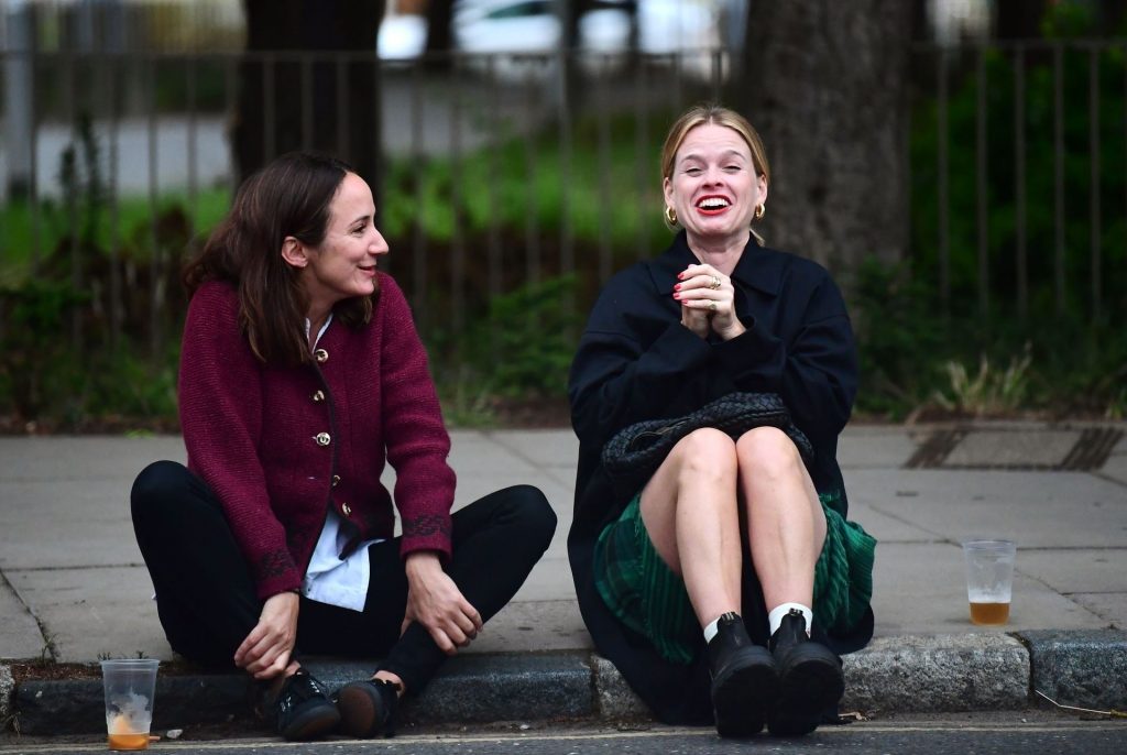 Alice Eve Is Pictured Enjoying Drinks on the Pavement with a Friend in London (106 Photos)