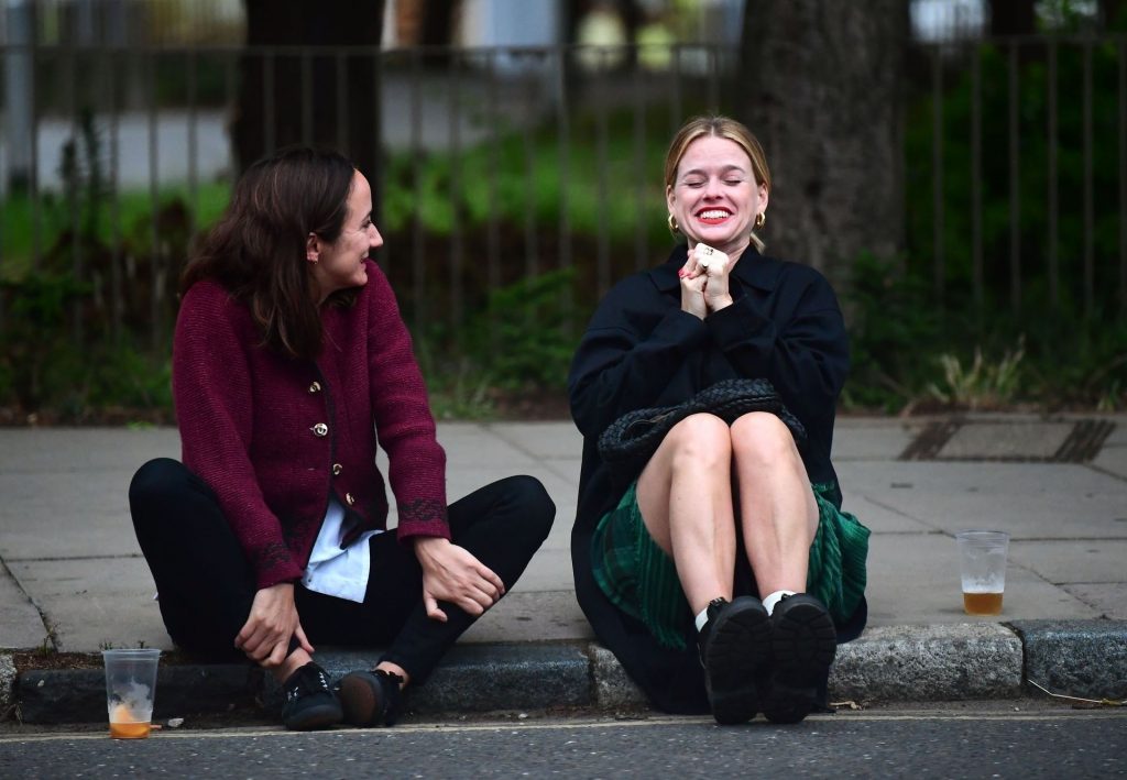 Alice Eve Is Pictured Enjoying Drinks on the Pavement with a Friend in London (106 Photos)