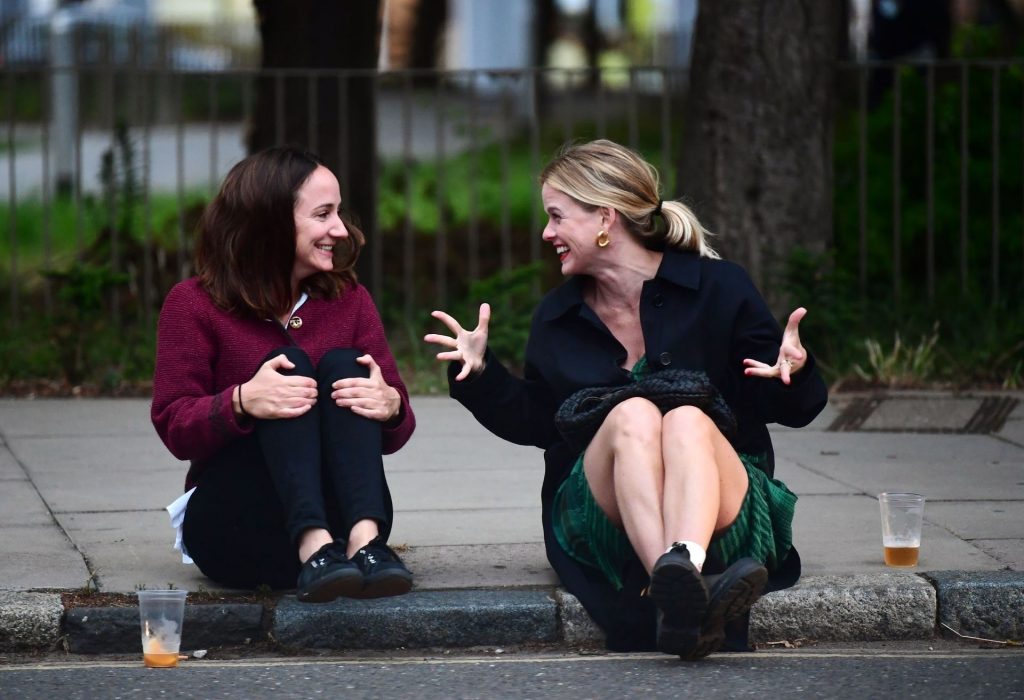 Alice Eve Is Pictured Enjoying Drinks on the Pavement with a Friend in London (106 Photos)