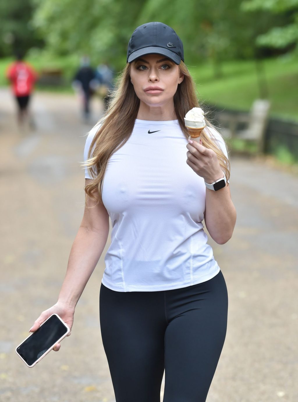 Amanda Lauren Is Seen Braless in London (29 Photos)