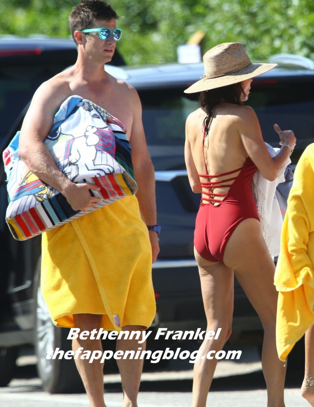 Bethenny Frankel Enjoys Another Beach Day in The Hamptons (17 Photos)