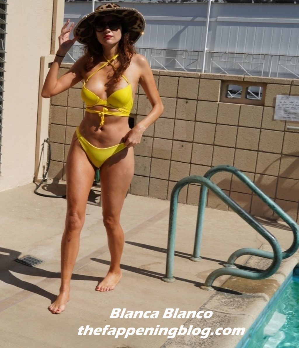 Blanca Blanco Displays Her Sexy Butt in a Pool (15 Photos)