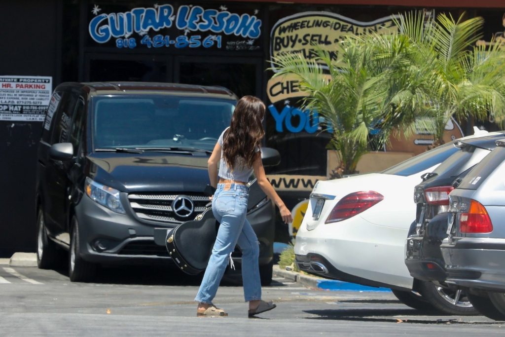 Camila Morrone &amp; Leonardo DiCaprio Drop Off a Guitar in the Valley (25 Photos)