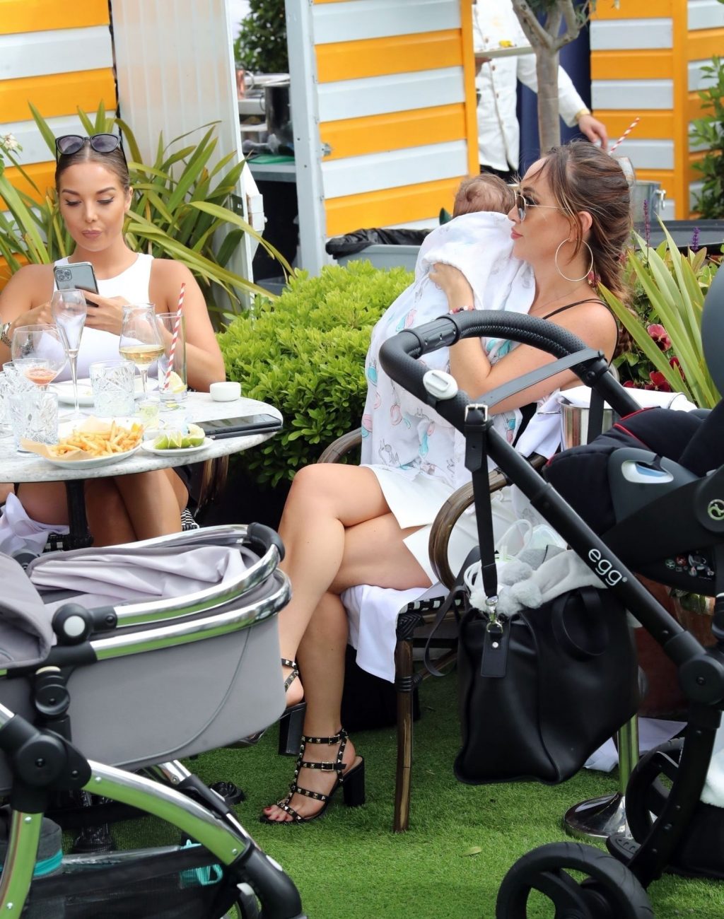 Chloe &amp; Lauryn Goodman Are Pictured Enjoying Lunch in London (15 Photos)