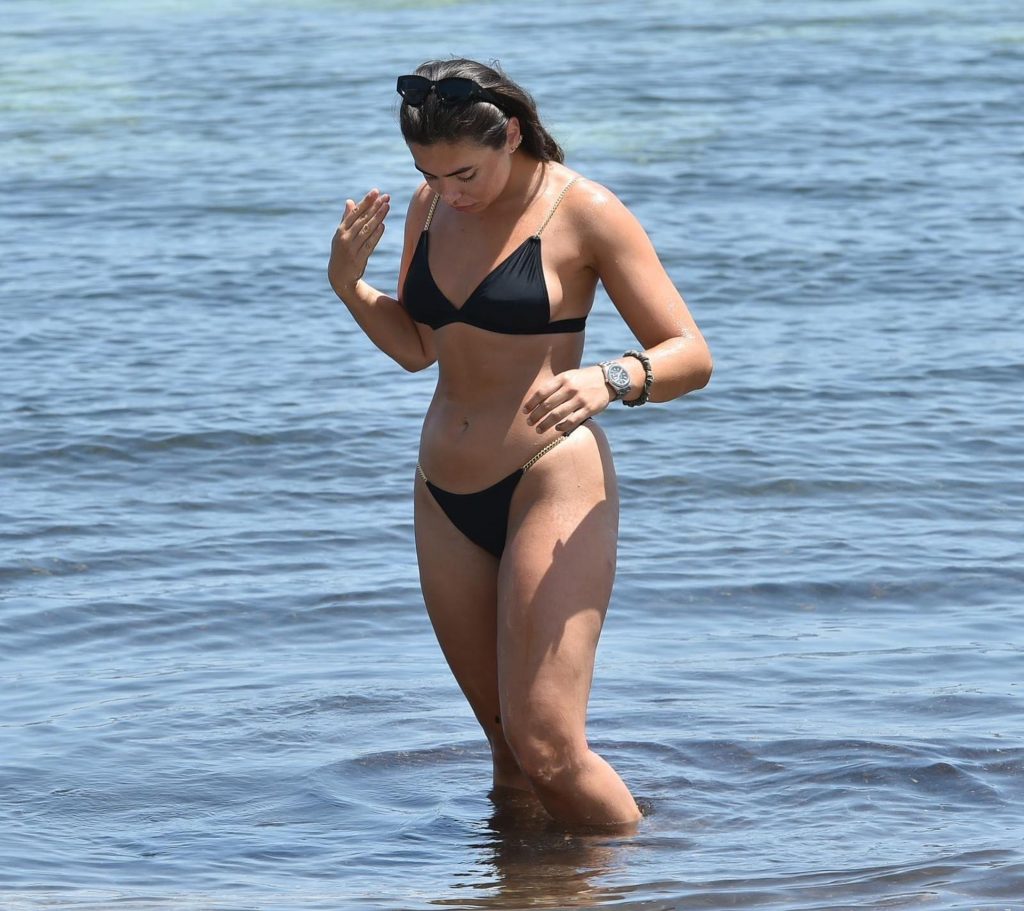 Francesca Allen Enjoys a Day on the Beach with Her Friend (14 Photos)