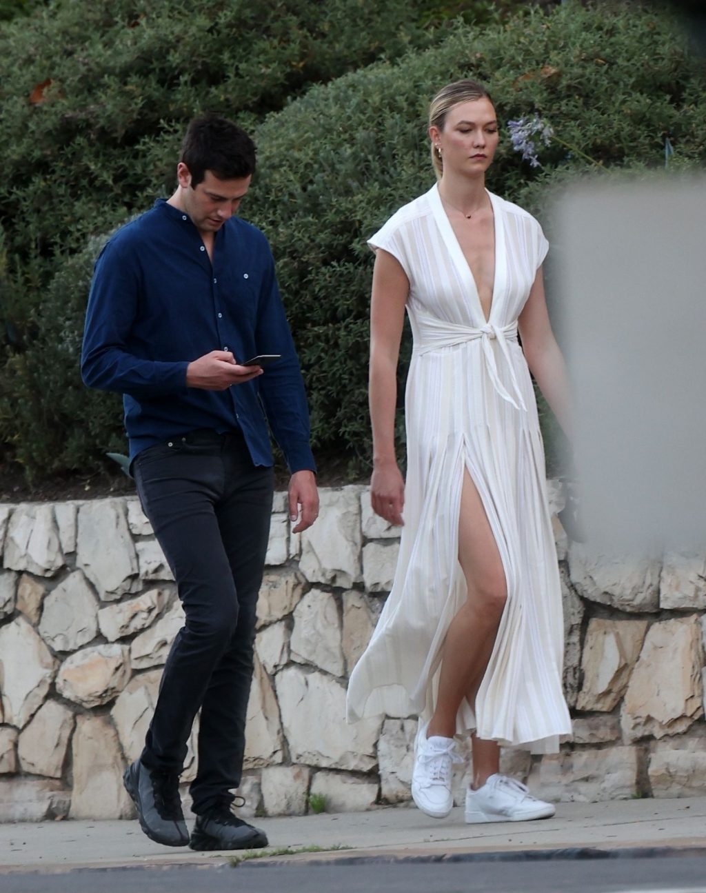 Karlie Kloss &amp; Joshua Kushner Enjoy a Romantic Walk Together (33 Photos)