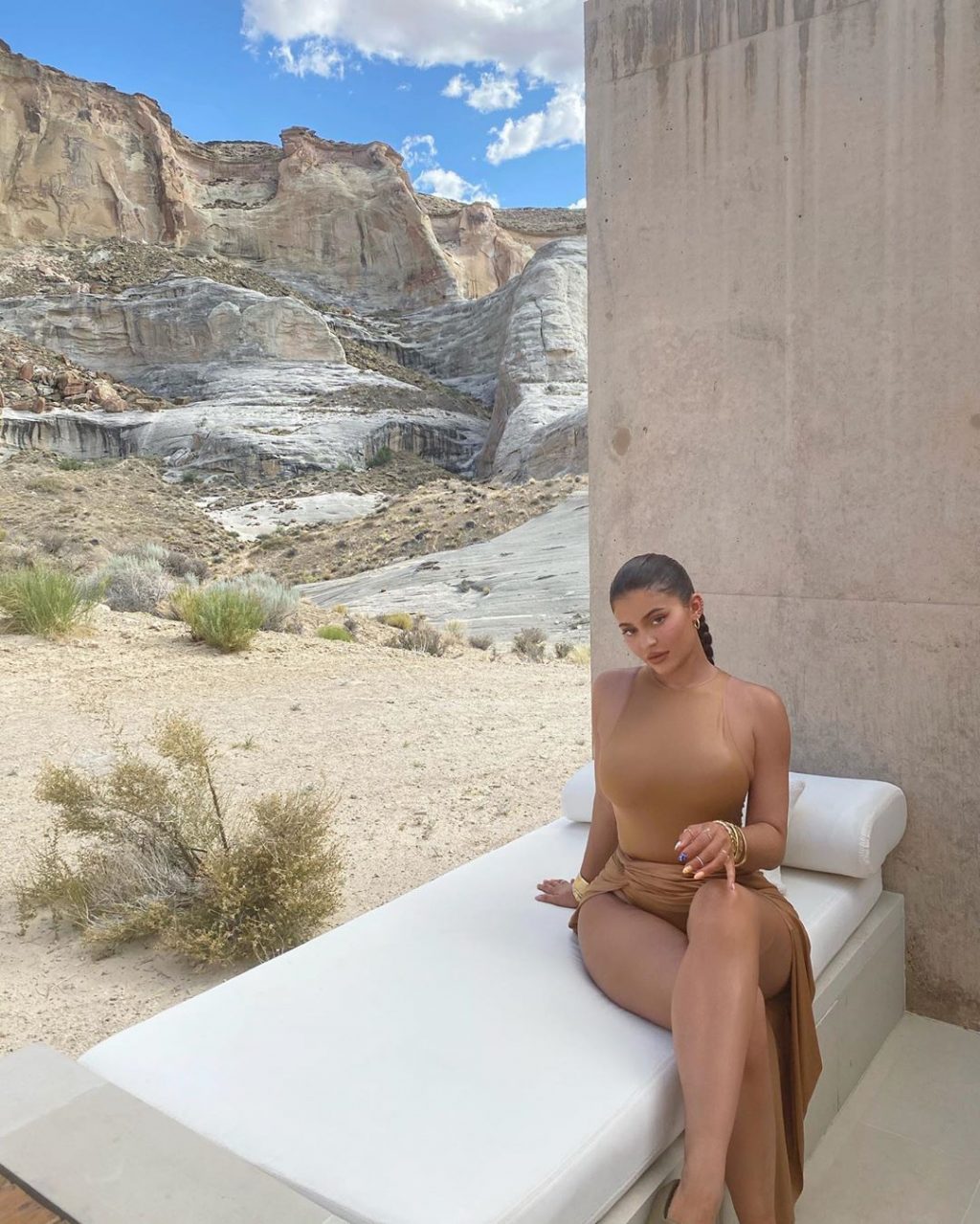 Kylie Jenner Shows Off Her Sexy Figure (14 Photos + Video)