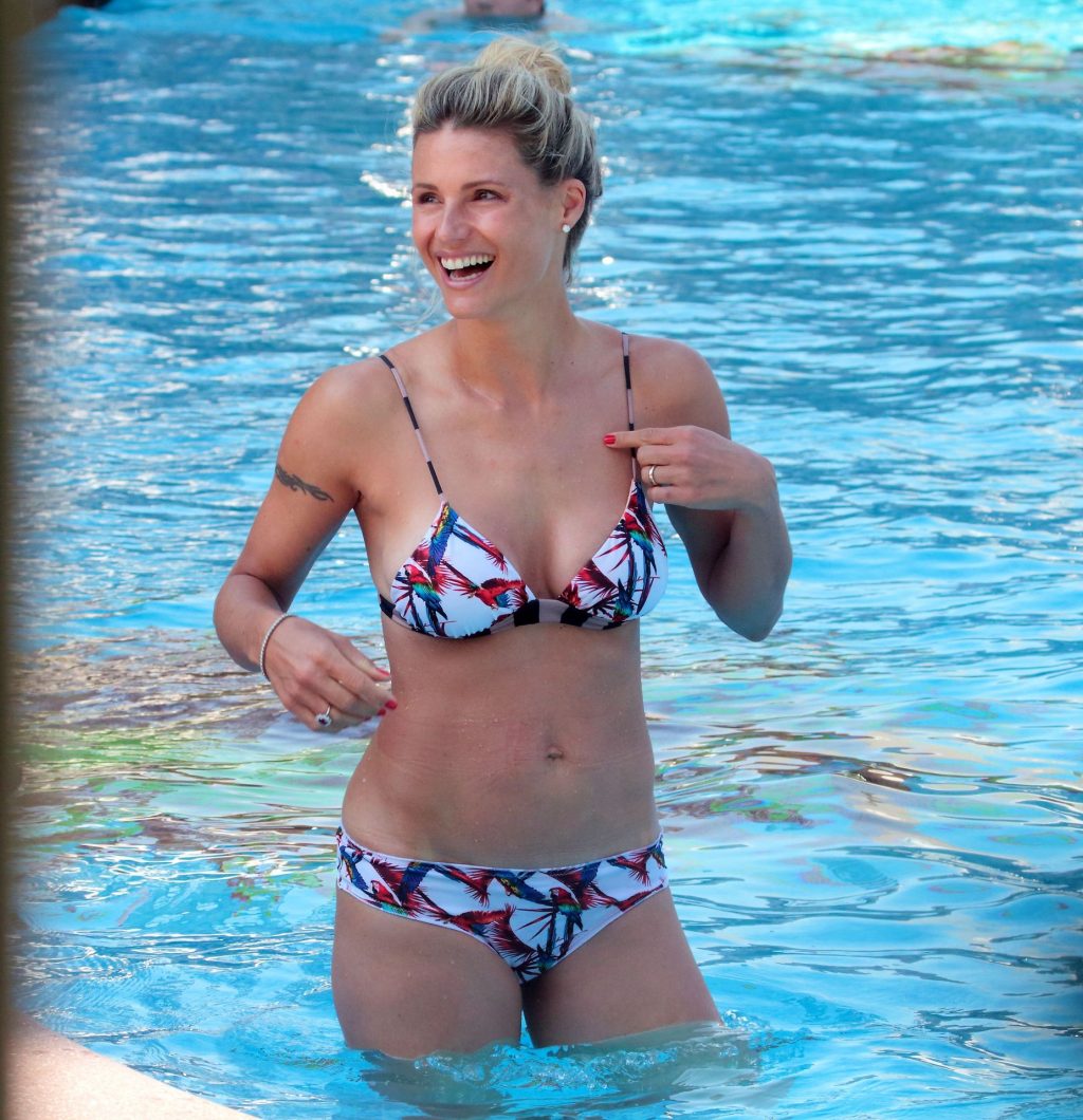Michelle Hunziker Flaunts Her Sexy Body on Vacation (14 Photos)