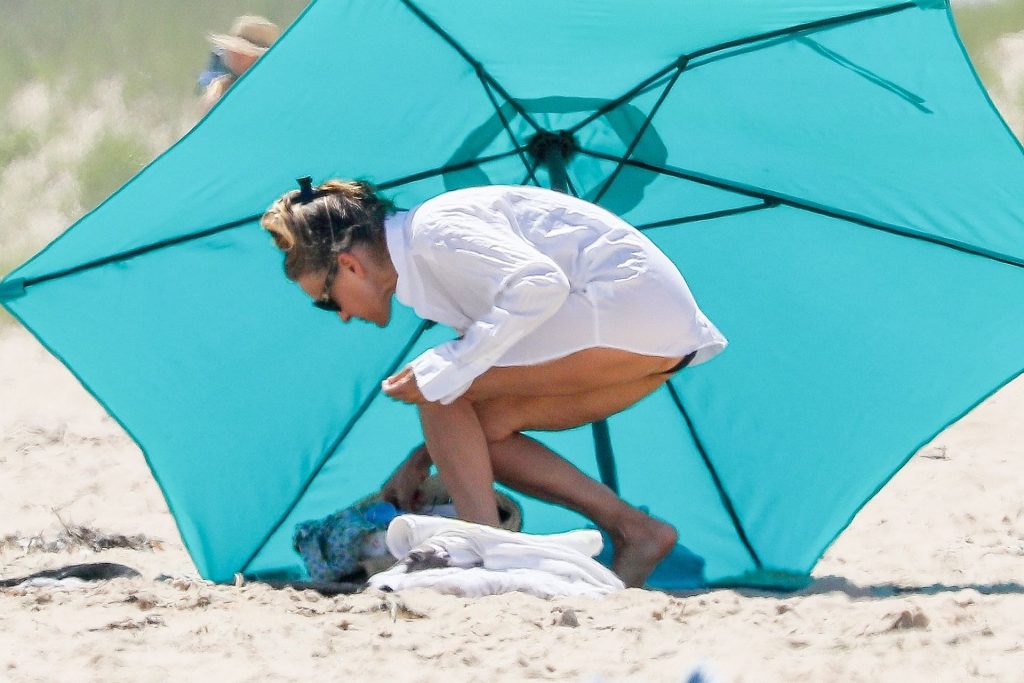 Sarah Jessica Parker Does Some Reading at the Beach (100 Photos)