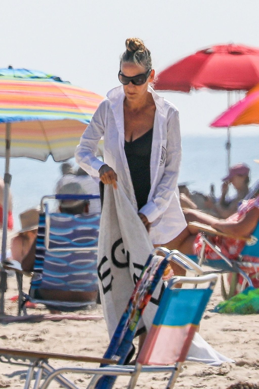 Sarah Jessica Parker Does Some Reading at the Beach (100 Photos)