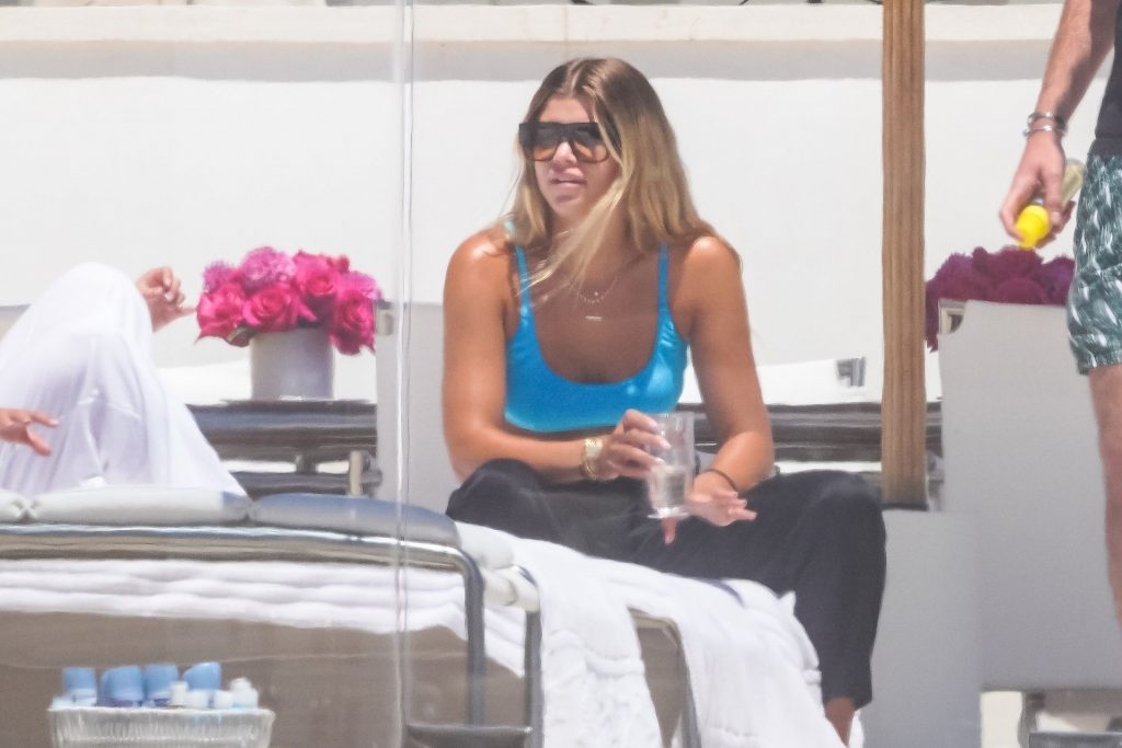 Sofia Richie Enjoys the Sunny Warm Weather with Friends in Malibu (43 Photos)