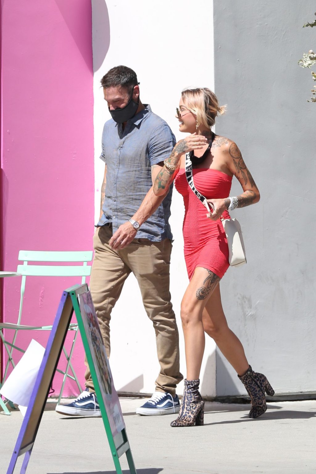 Brian Austin Green &amp; Tina Louise Pack On The PDA On Melrose (64 Photos)