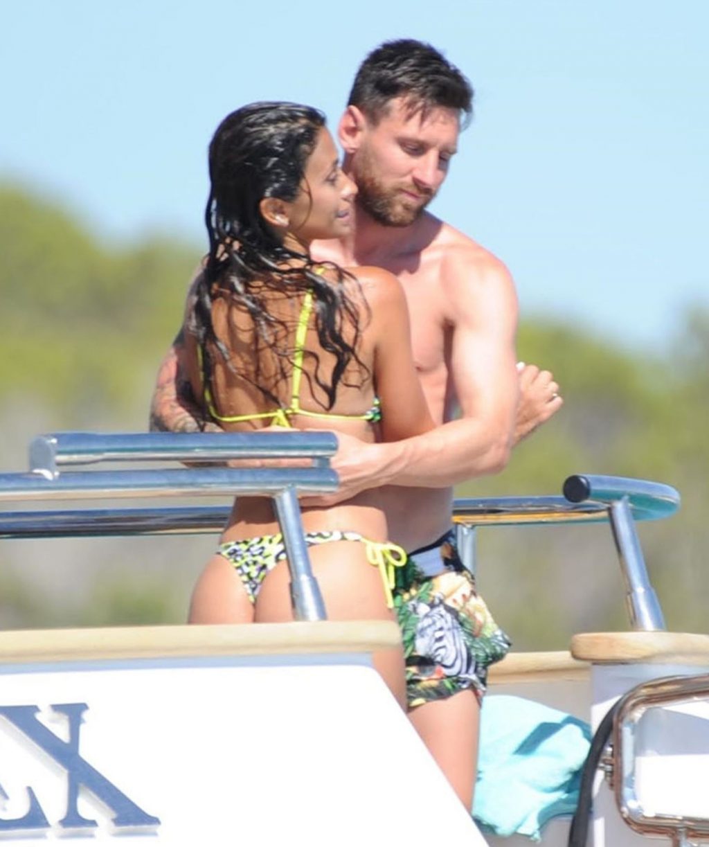 Lionel Messi &amp; Antonela Roccuzzo Are Pictured Enjoying Their Holiday (43 Photos)