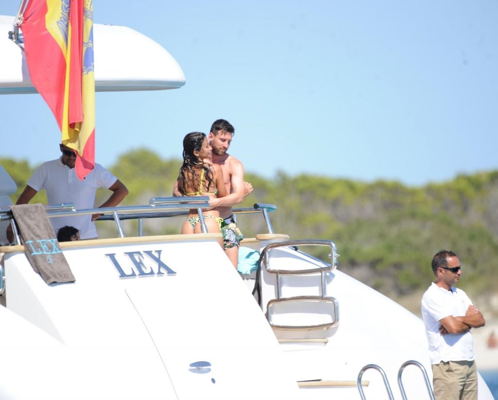 Lionel Messi &amp; Antonela Roccuzzo Are Pictured Enjoying Their Holiday (43 Photos)