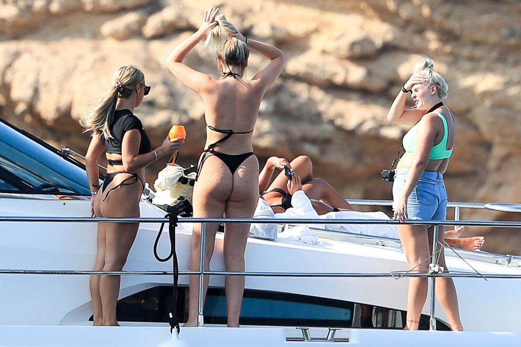 Arabella Chi Shows Off Her Butt on a Boat (26 Photos)