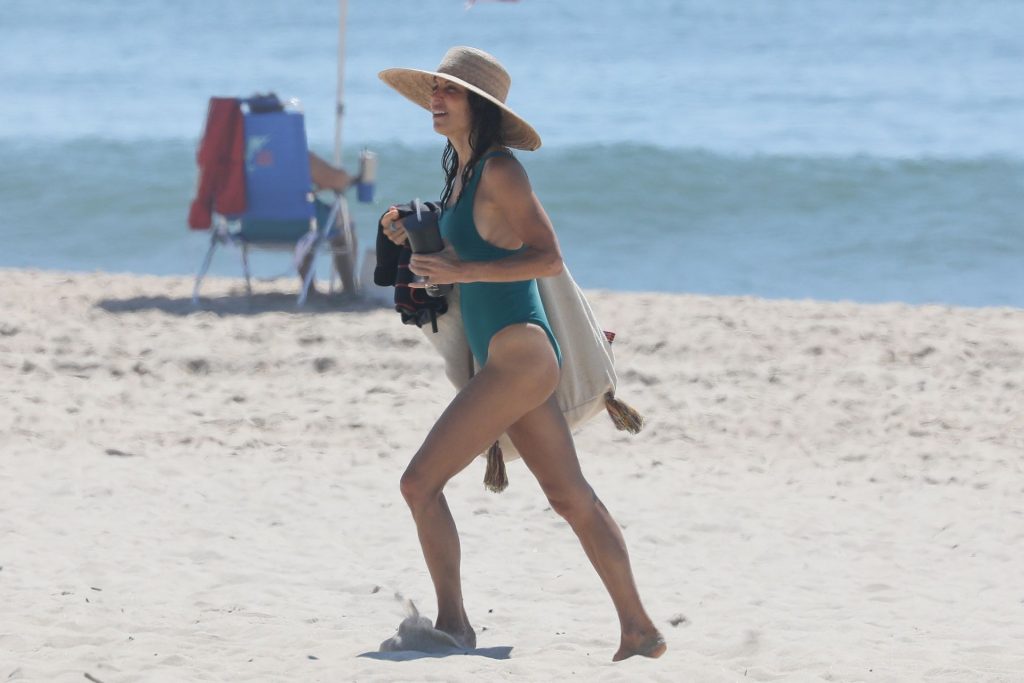 Bethenny Frankel Enjoys a Day at the Beach in The Hamptons (40 Photos)