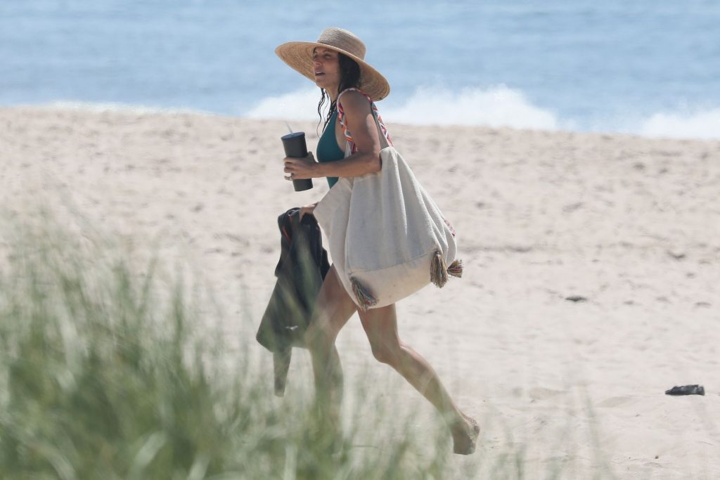 Bethenny Frankel Enjoys a Day at the Beach in The Hamptons (40 Photos)