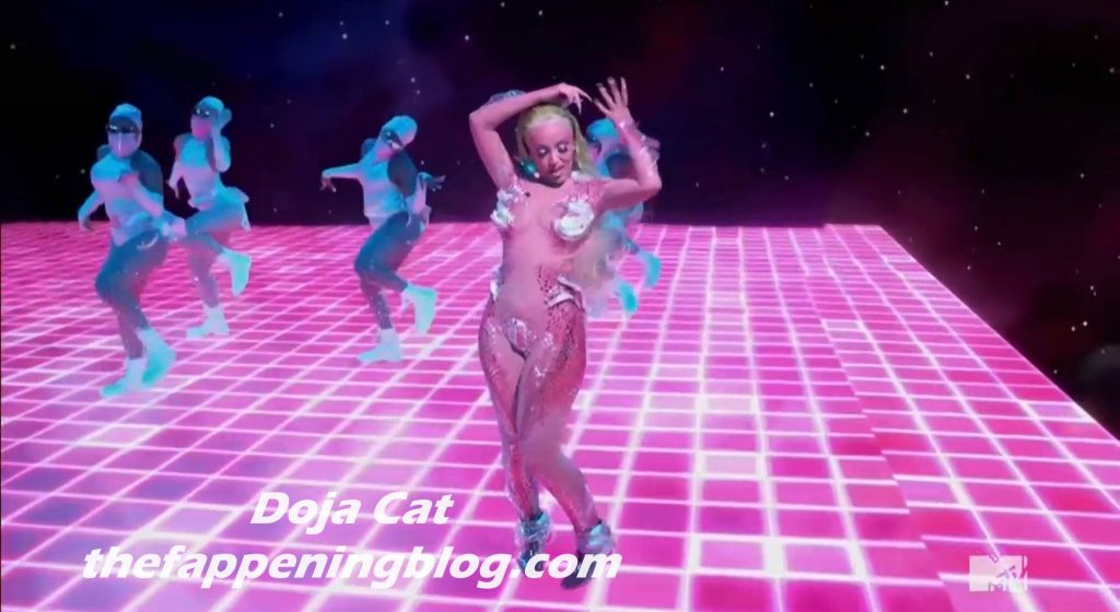 Doja Cat Performs for the First Time Ever at the MTV VMAs (19 Pics + Video)