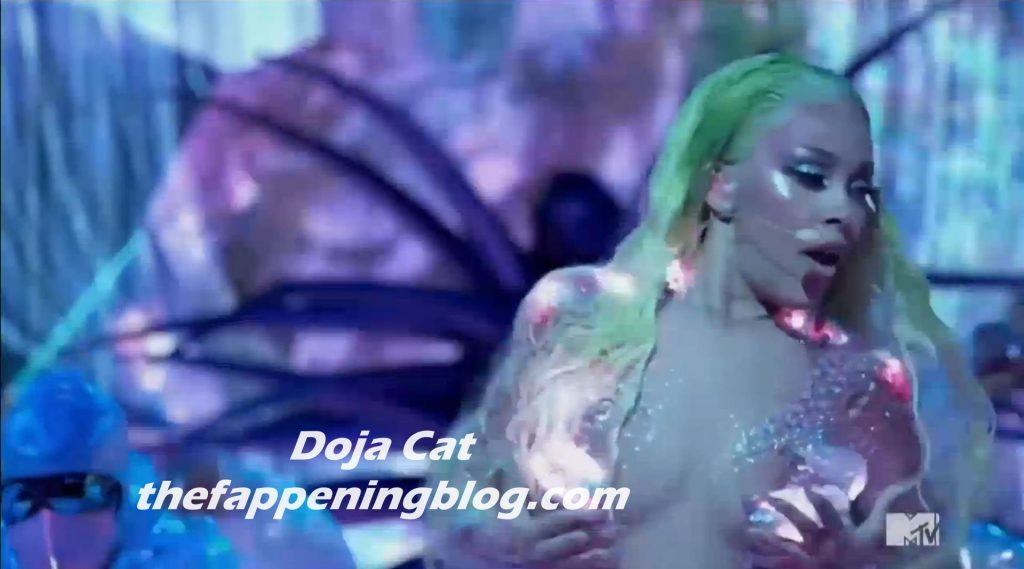 Doja Cat Performs for the First Time Ever at the MTV VMAs (19 Pics + Video)