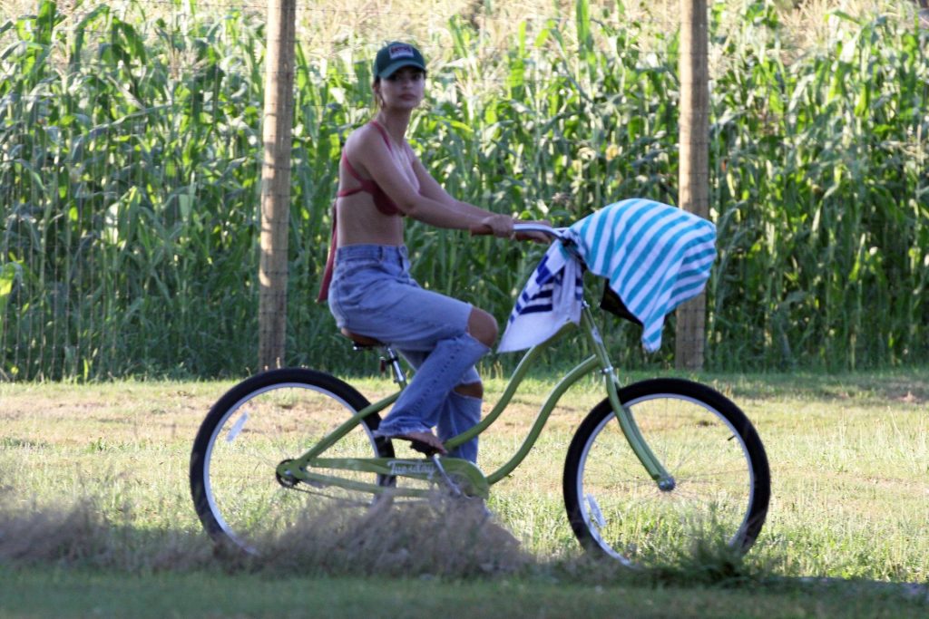 Sexy Emily Ratajkowski Goes for a Bike Ride in The Hamptons (23 Photos)