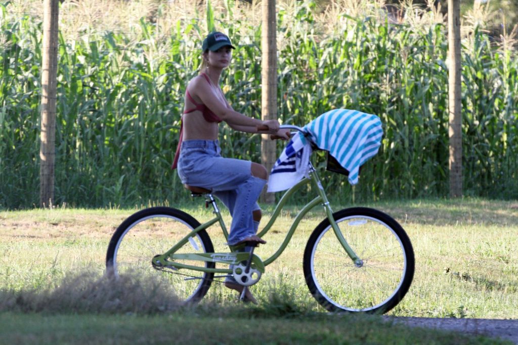 Sexy Emily Ratajkowski Goes for a Bike Ride in The Hamptons (23 Photos)