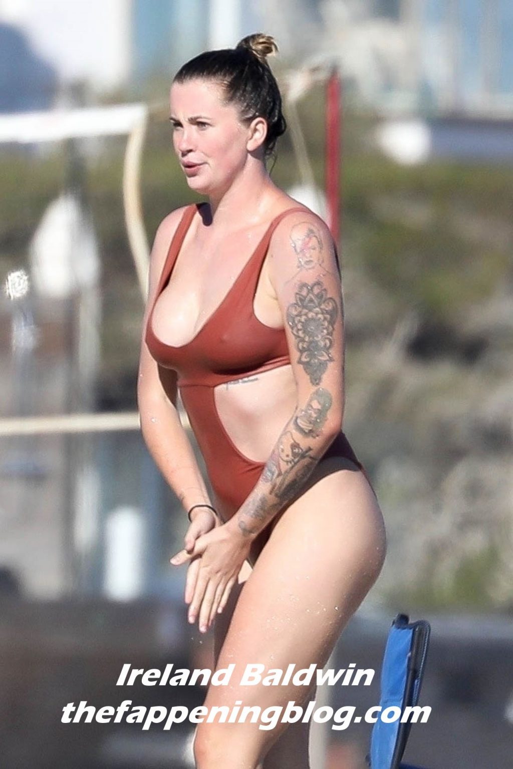 Ireland Baldwin Chills Out at the Beach with Friends (88 Photos)