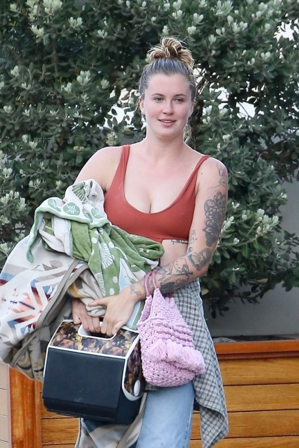 Ireland Baldwin Chills Out at the Beach with Friends (88 Photos)