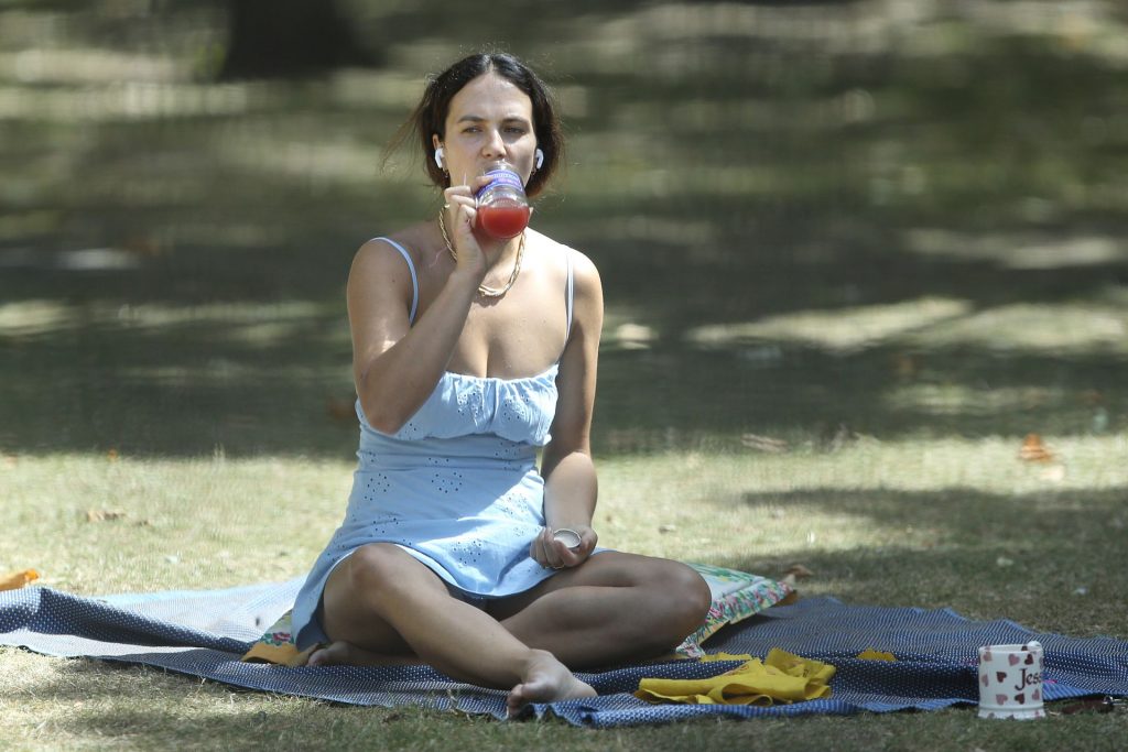 Harlots Actress Jessica Brown Findlay Gets Settled In a Park (43 Photos)