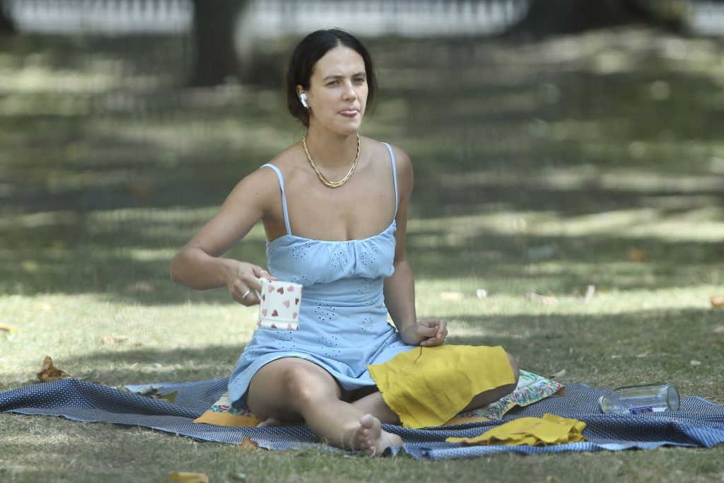 Harlots Actress Jessica Brown Findlay Gets Settled In a Park (43 Photos)