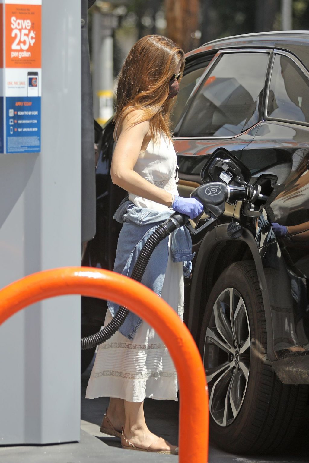 Braless Kate Mara Takes Extra Precautions as She Pumps Gas During the Sweltering LA Heat (11 Photos)