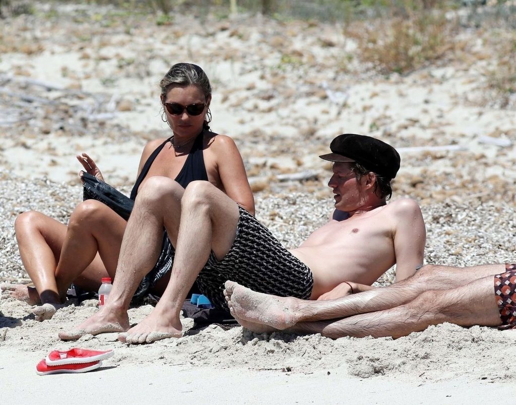 Kate Moss Shows Off Her Nude Tits on the Beach (74 Photos)