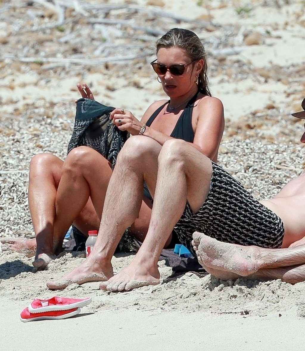 Kate Moss Shows Off Her Nude Tits on the Beach (74 Photos)