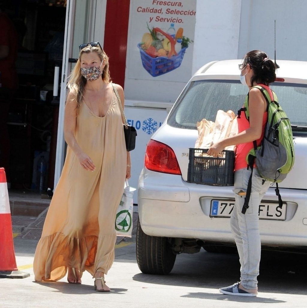 Kate Moss Looks Sexy while Spotted in Ibiza (18 Photos)