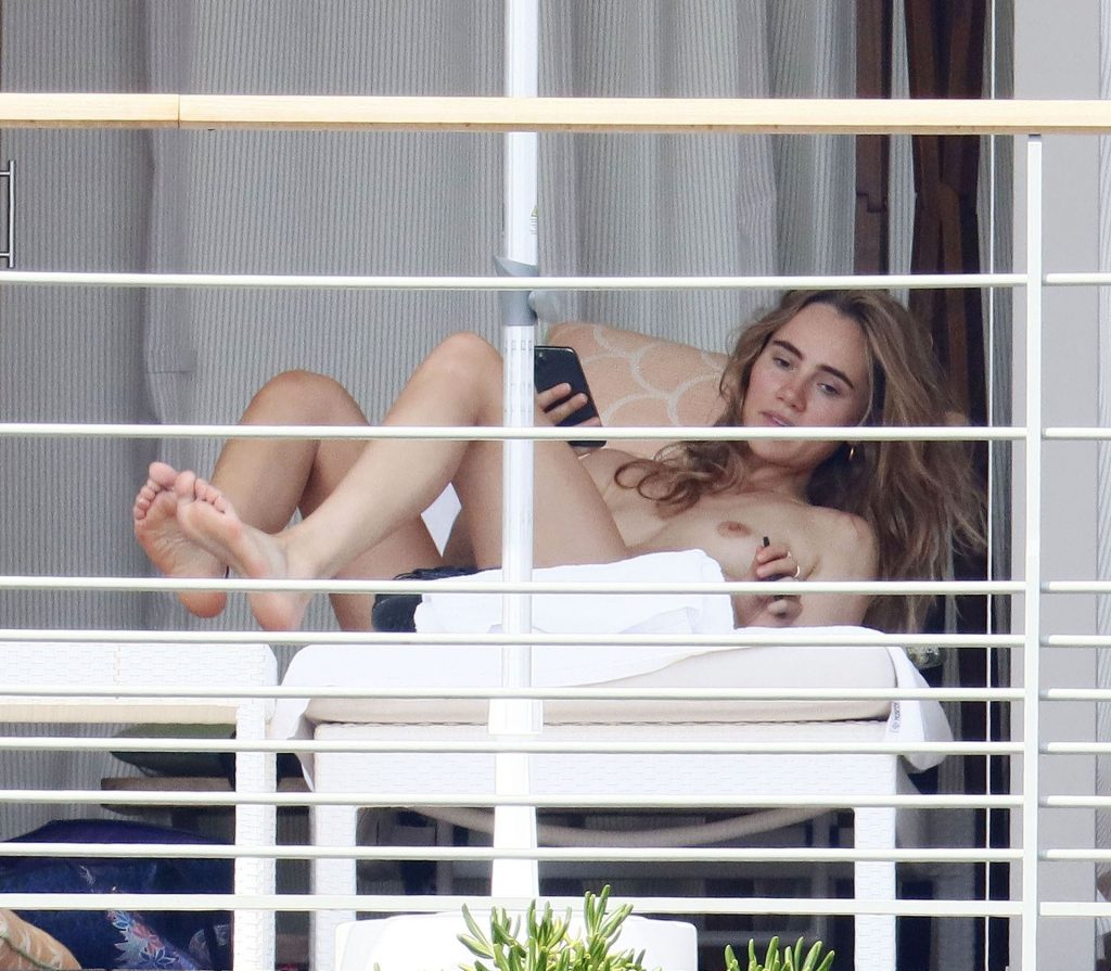 Suki Waterhouse Goes Nude While Sunbathing on Her Holiday in France (25 Photos)
